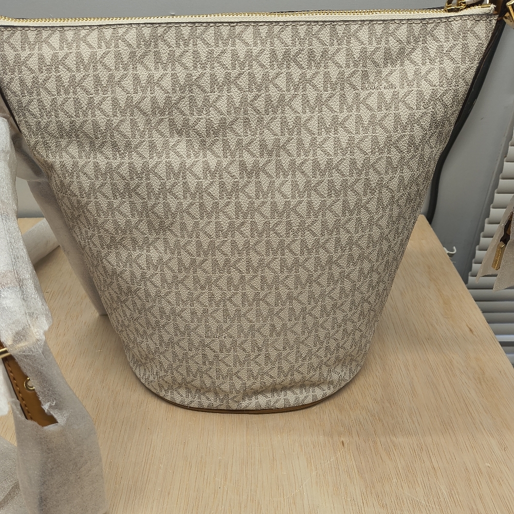 Michael Kors Brooke Bucket Handbag - Picture 8 of 14